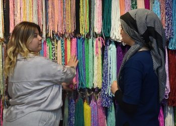 “Boncuk tutkusu”nun peşinden giden mühendis, yöredeki kadınlara iş imkanı sağlıyor