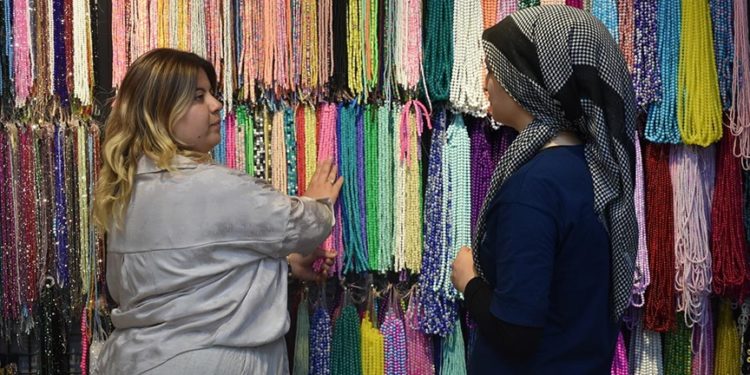 “Boncuk tutkusu”nun peşinden giden mühendis, yöredeki kadınlara iş imkanı sağlıyor