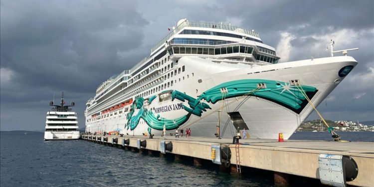 Bodrum'a "Norwegian Jade" kruvaziyeriyle 2 bin 513 yolcu geldi