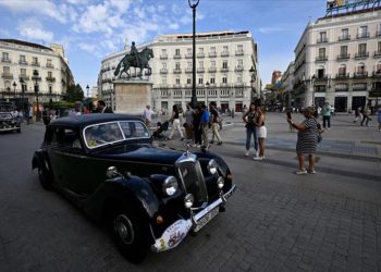 Madrid'de klasik arabalarla şehir turu yapıldı