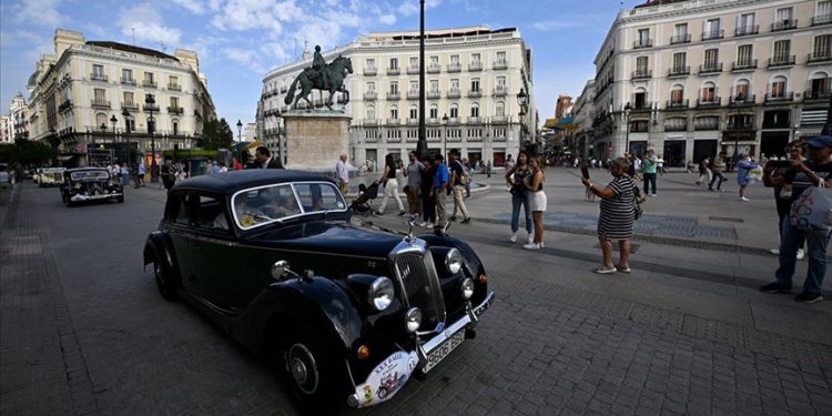 Madrid'de klasik arabalarla şehir turu yapıldı