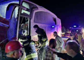 Erzurum'da yolcu otobüsü traktöre çarptı, ilk belirlemelere göre 7 kişi yaralandı