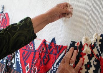 Vanlı kadınların dokuduğu kilimler yurt dışından da alıcı buluyor