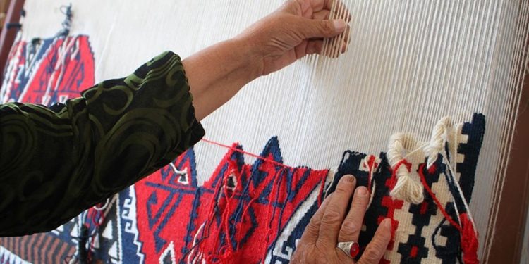 Vanlı kadınların dokuduğu kilimler yurt dışından da alıcı buluyor