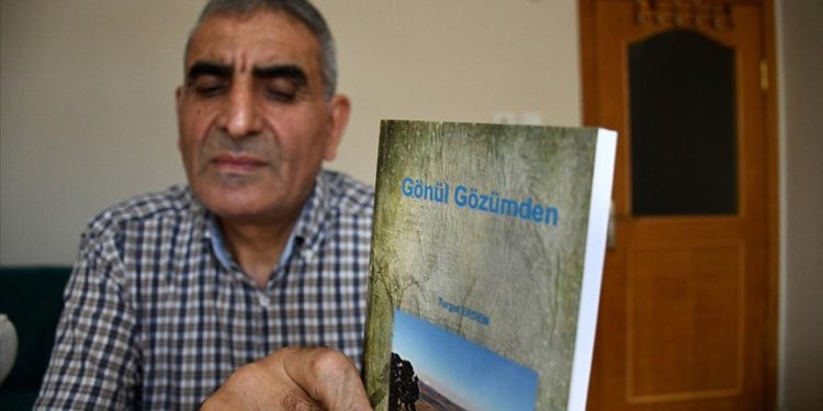 Gönül gözüyle yazdığı şiirler karanlık dünyasına ışık oldu
