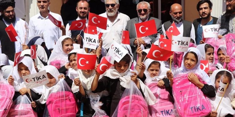 TİKA'dan Afgan öğrencilere malzeme desteği