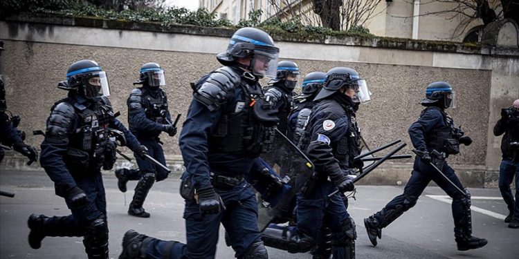 Fransa'da 7 okul terör tehdidi nedeniyle tahliye edildi