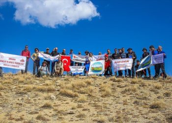 Kösedağı'na tırmanan dağcılar "Karabağ Azerbaycan'ındır" pankartı açtı