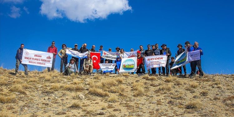 Kösedağı'na tırmanan dağcılar "Karabağ Azerbaycan'ındır" pankartı açtı