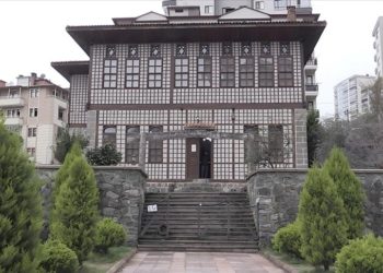 Artvinli iş insanının 52 yılda biriktirdiği eski eşyalar tarihi konakta sergileniyor