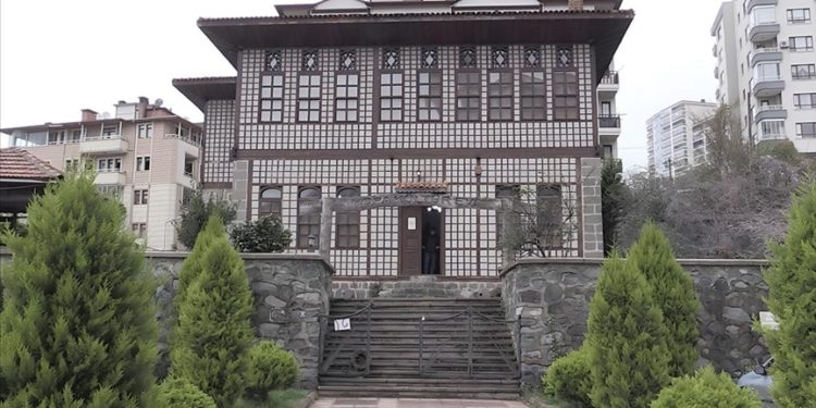 Artvinli iş insanının 52 yılda biriktirdiği eski eşyalar tarihi konakta sergileniyor