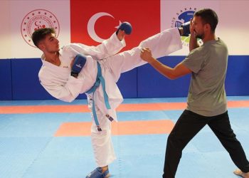 Annesinin afişte görüp yönlendirdiği karateye adını “altın” harflerle yazdırmak istiyor