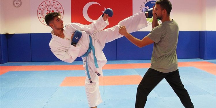 Annesinin afişte görüp yönlendirdiği karateye adını “altın” harflerle yazdırmak istiyor