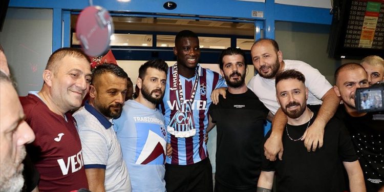 Trabzonspor'un transfer görüşmelerini sürdürdüğü Paul Onuachu, Trabzon'a geldi