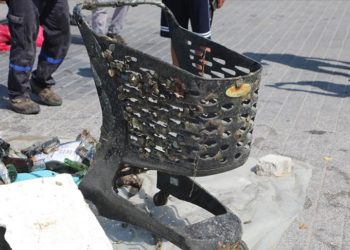 Bodrum'da deniz dibinden 2 tonu aşkın atık çıkarıldı