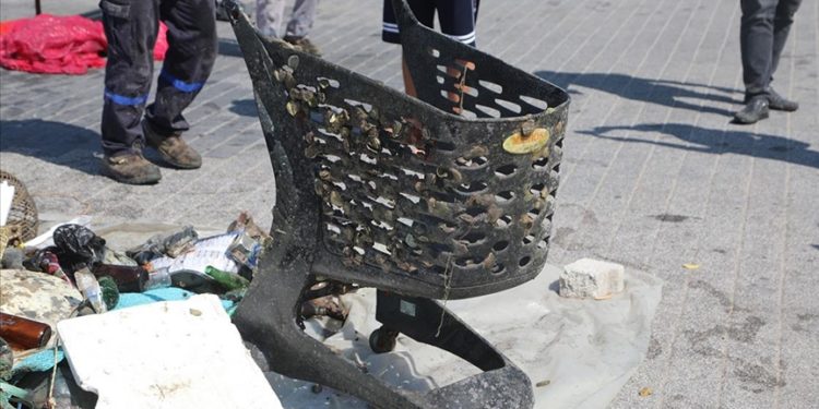 Bodrum'da deniz dibinden 2 tonu aşkın atık çıkarıldı