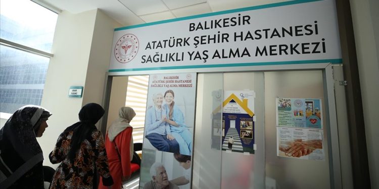 Balıkesir’de ileri yaşlardaki bireyler uzman ekibin desteğiyle sağlıklı yaş alıyor