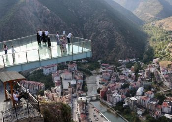 Torul’daki cam seyir terasından 120 bin kişi manzara izledi
