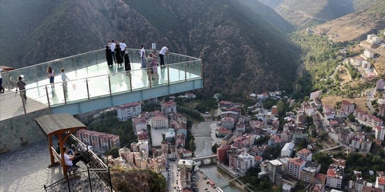 Torul’daki cam seyir terasından 120 bin kişi manzara izledi