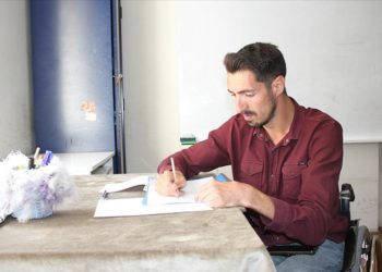 Doğuştan bedensel engelli genç arkadaşlarının yardımıyla okuma yazma öğreniyor