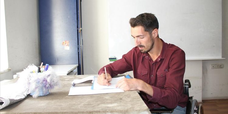 Doğuştan bedensel engelli genç arkadaşlarının yardımıyla okuma yazma öğreniyor