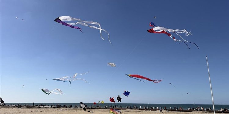 Hollanda'da uçurtma festivali düzenlendi