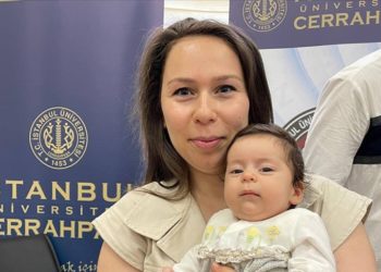 Yumurtalıkları dondurulan kadın, meme kanseri sonrası sağlıklı bebek dünyaya getirdi