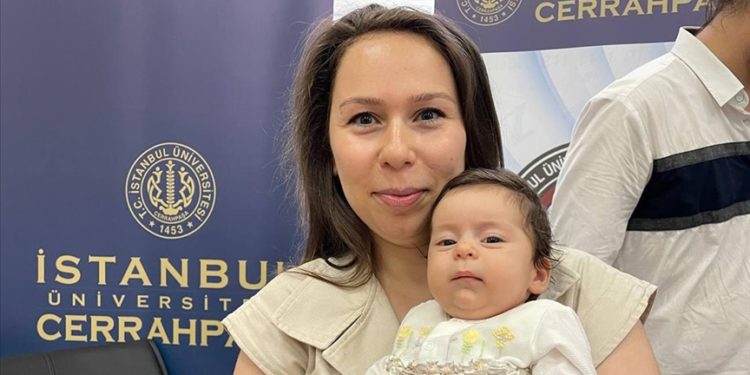 Yumurtalıkları dondurulan kadın, meme kanseri sonrası sağlıklı bebek dünyaya getirdi