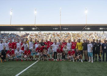 EURO 2008’deki Türkiye-İsviçre maçının oyuncuları, depremzedeler yararına sahaya çıktı