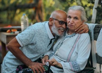 Köye yerleşip Alzheimer hastası eşine hayatını adadı