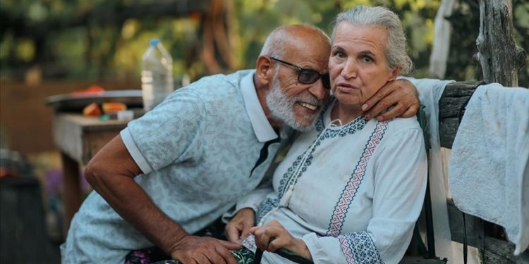Köye yerleşip Alzheimer hastası eşine hayatını adadı