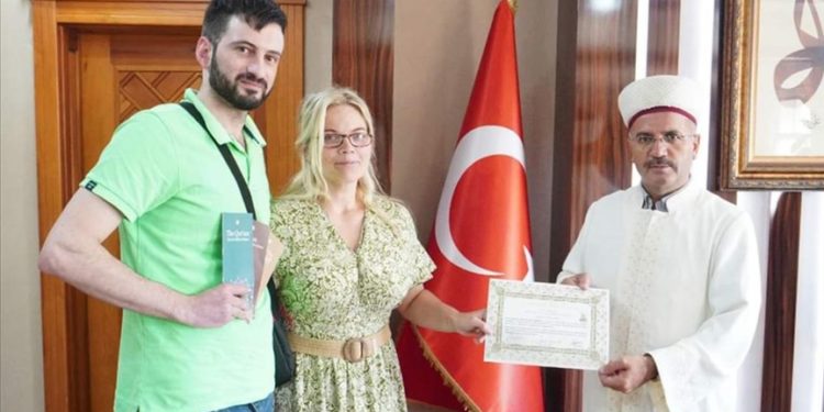 İngiltere vatandaşı Louıse Jane Garderton, Aksaray'da Müslüman oldu