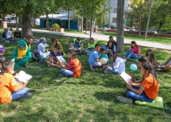 Farkındalık oluşturmak amacıyla parkta kitap okudular