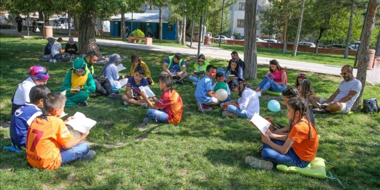 Farkındalık oluşturmak amacıyla parkta kitap okudular