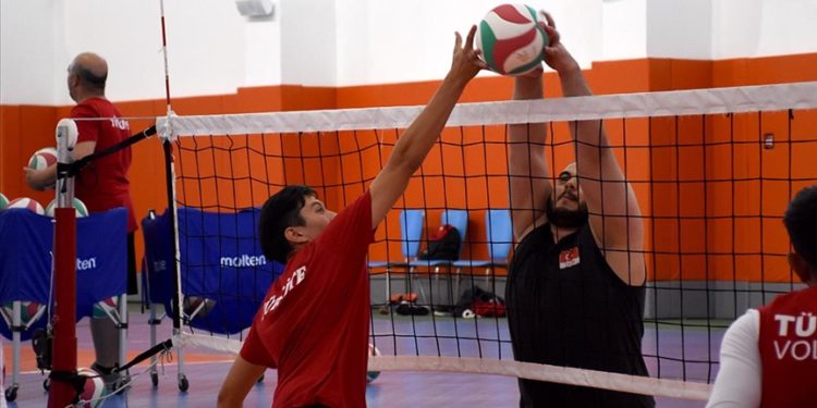 Oturarak voleybolda smaçlar, Avrupa Şampiyonası’nda altın madalya için atılıyor