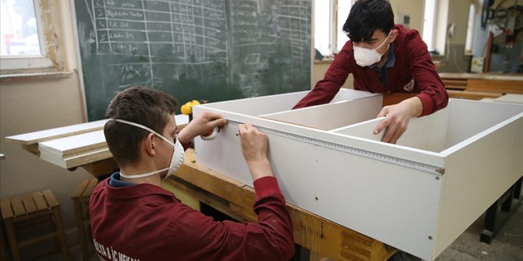 Özel mesleki ve teknik Anadolu lisesi öğrencilerine verilecek destek tutarlarında düzenleme yapıldı