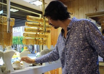 Hatay'da depremzede kuyumcular ahşap prefabriklerde işbaşı yaptı