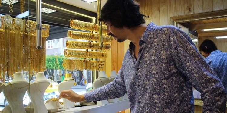 Hatay'da depremzede kuyumcular ahşap prefabriklerde işbaşı yaptı