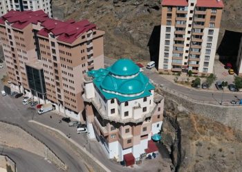 Gümüşhane'de 5 katlı binanın üzerine yapılan cami tamamlanma aşamasına geldi