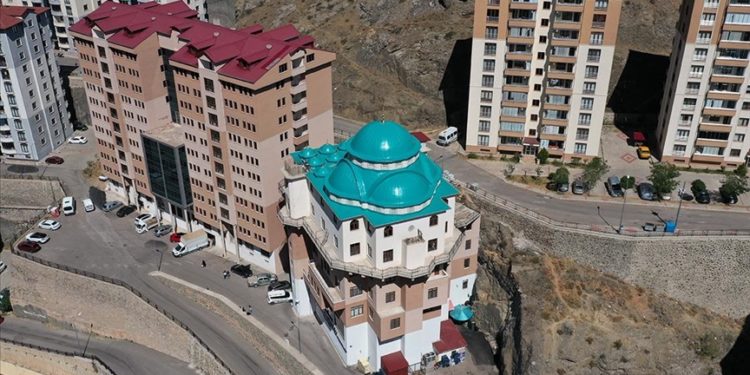 Gümüşhane'de 5 katlı binanın üzerine yapılan cami tamamlanma aşamasına geldi