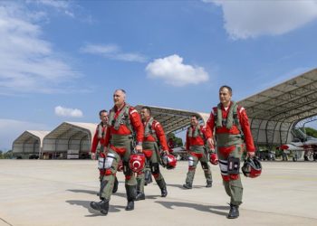 Türk Yıldızları TEKNOFEST İzmir'de gökyüzüne imzasını attı