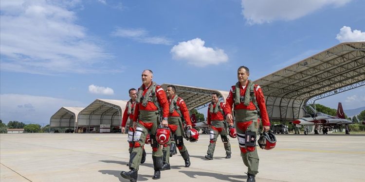 Türk Yıldızları TEKNOFEST İzmir'de gökyüzüne imzasını attı