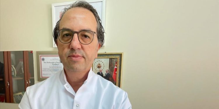 Prof. Dr. Şener'den solunum yolu enfeksiyonu ile karıştırılan Eris varyantı uyarısı