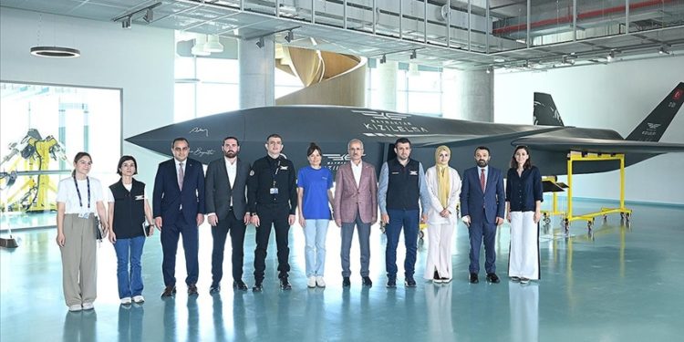 Bakan Uraloğlu, Özdemir Bayraktar Milli Teknoloji Merkezi'ni ziyaret etti