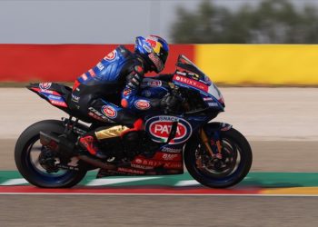 Milli motosikletçi Toprak Razgatlıoğlu, Fransa'da ilk yarışta birinci oldu