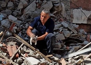 Malatya'da enkazda sıkışan kedi yavrusunu itfaiye kurtardı