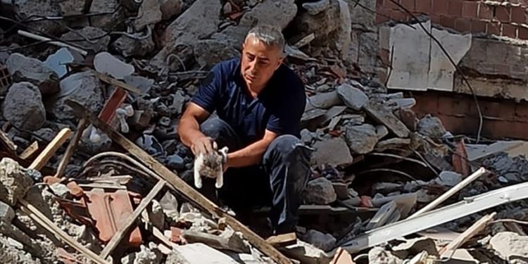 Malatya'da enkazda sıkışan kedi yavrusunu itfaiye kurtardı