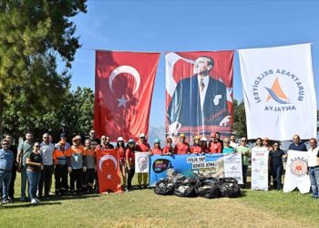 Antalya'da dağcılar falezlerde temizlik yaptı