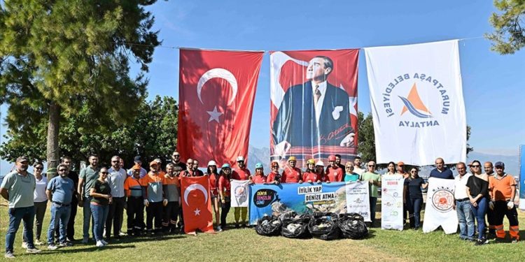 Antalya'da dağcılar falezlerde temizlik yaptı