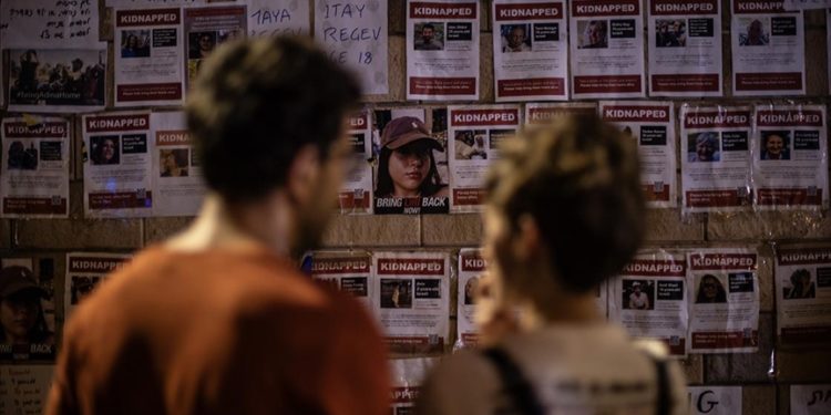 Gazze’deki “İsrailli esirlerin” aileleri, Tel Aviv’de Netanyahu’yu istifaya çağırdı